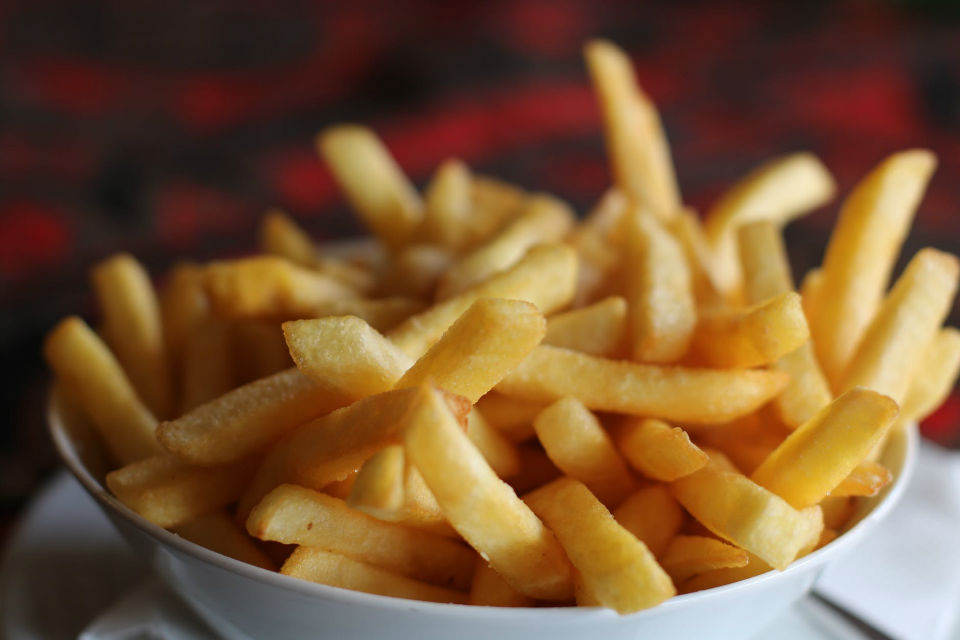 Frites cuitent dans le blanc de boeuf (Frite Belge)