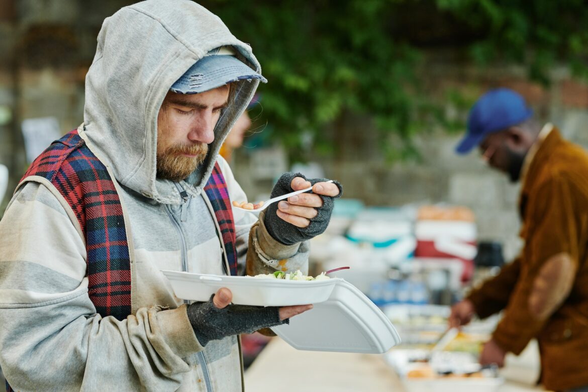 homme sans-abris et cuisine solidaire